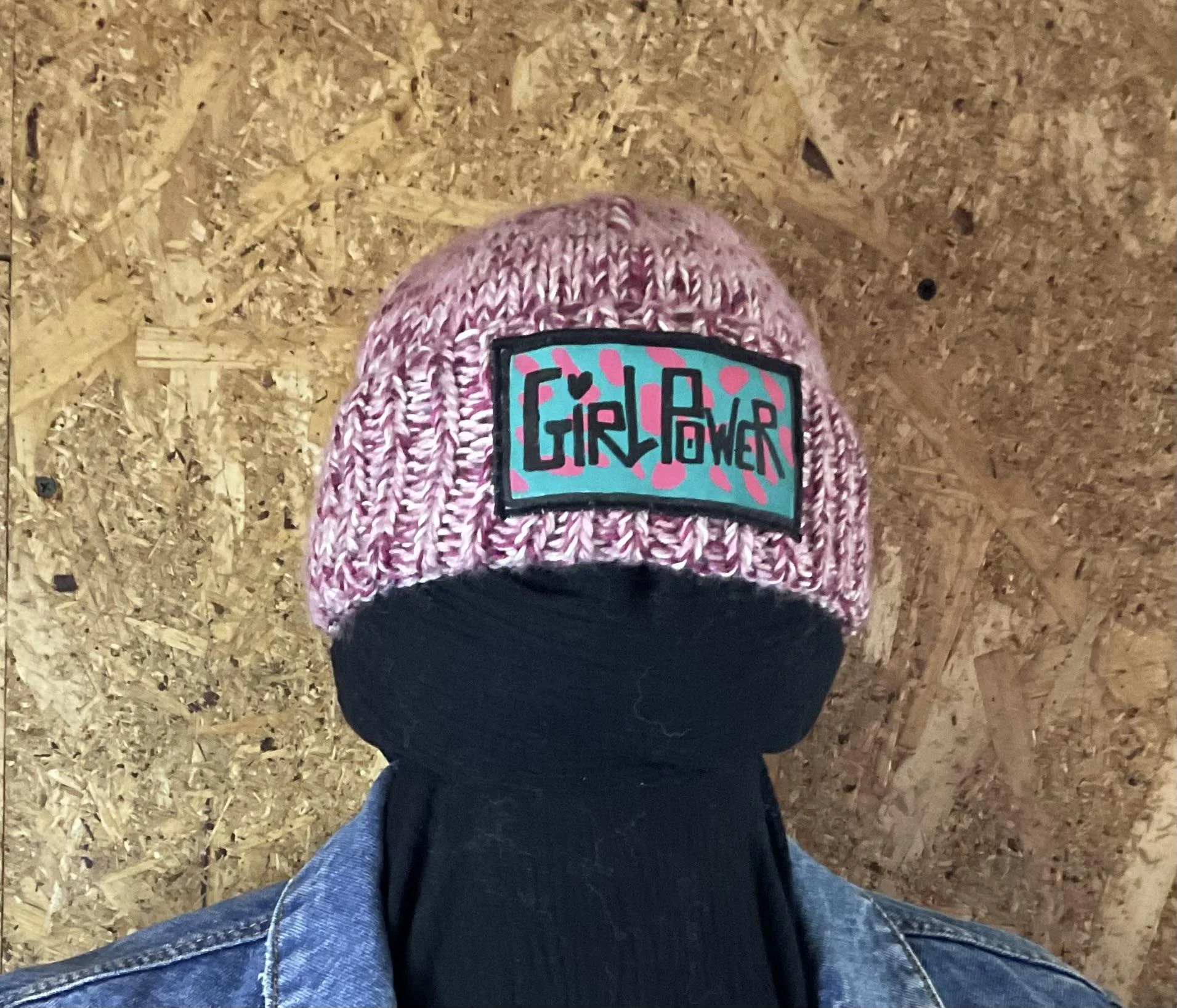 bonnet fait-main avec patch girl power